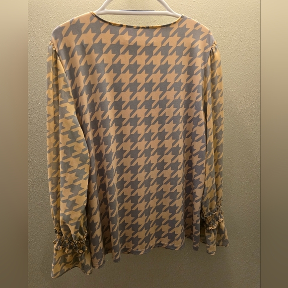Women's Houndstooth Blouse - Gray - Picture 6 of 7
